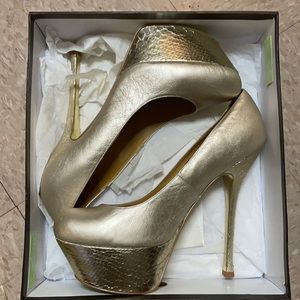 Soo Sexy BEBE Gold Platform Heels#oohbaby
